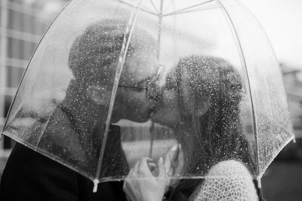 huwelijksfotografie koppel fotoshoot regen leuven